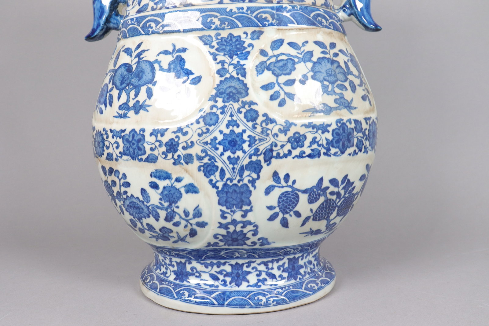 Chinese massive b/w handled vase - 3