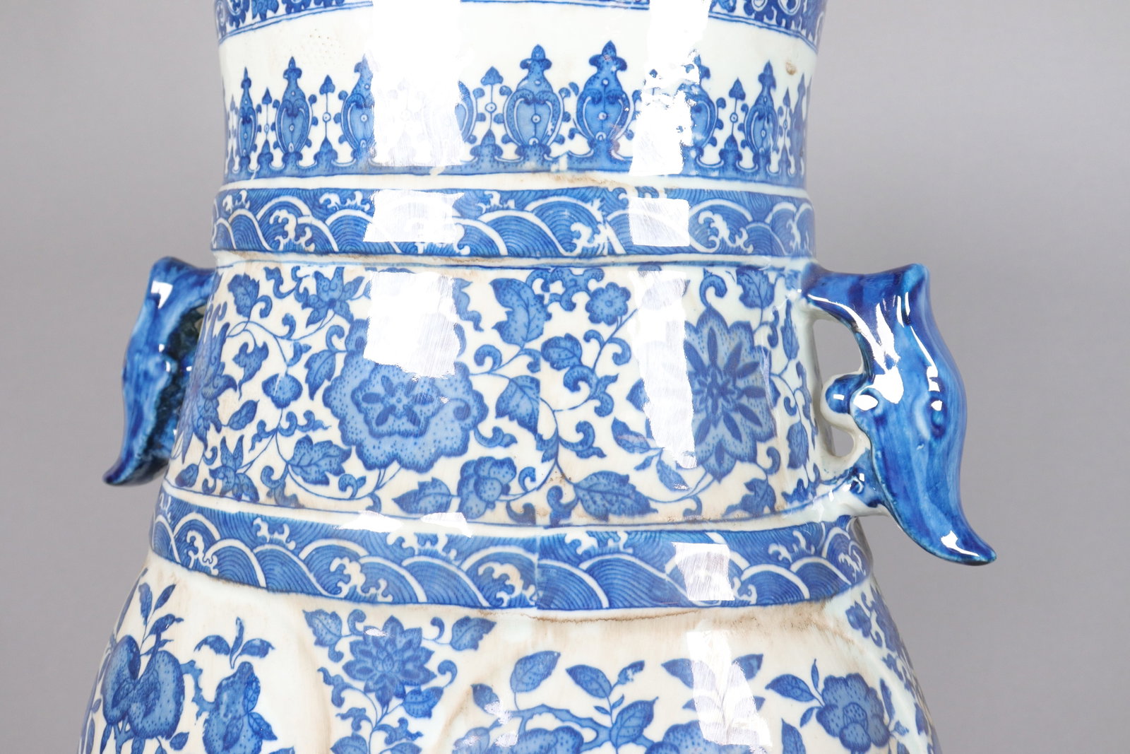 Chinese massive b/w handled vase - 4