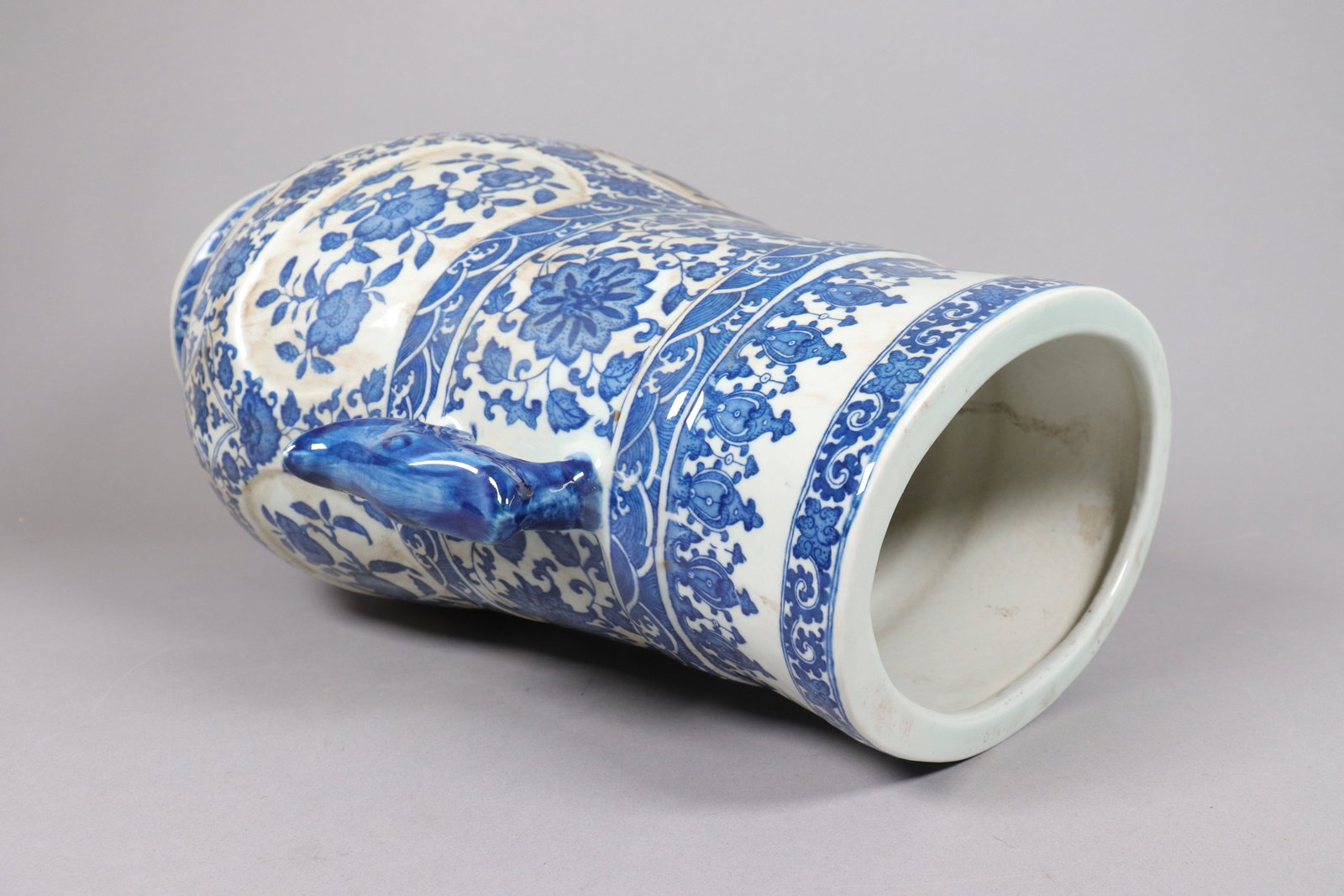 Chinese massive b/w handled vase - 5