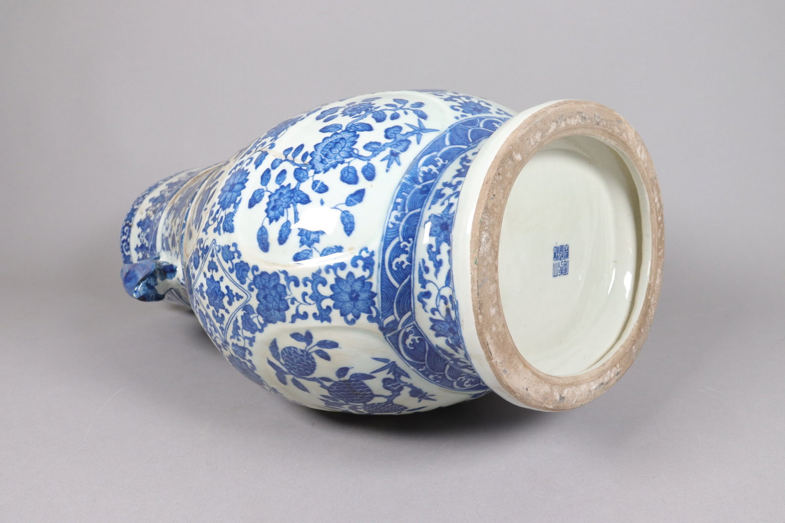 Chinese massive b/w handled vase - 6