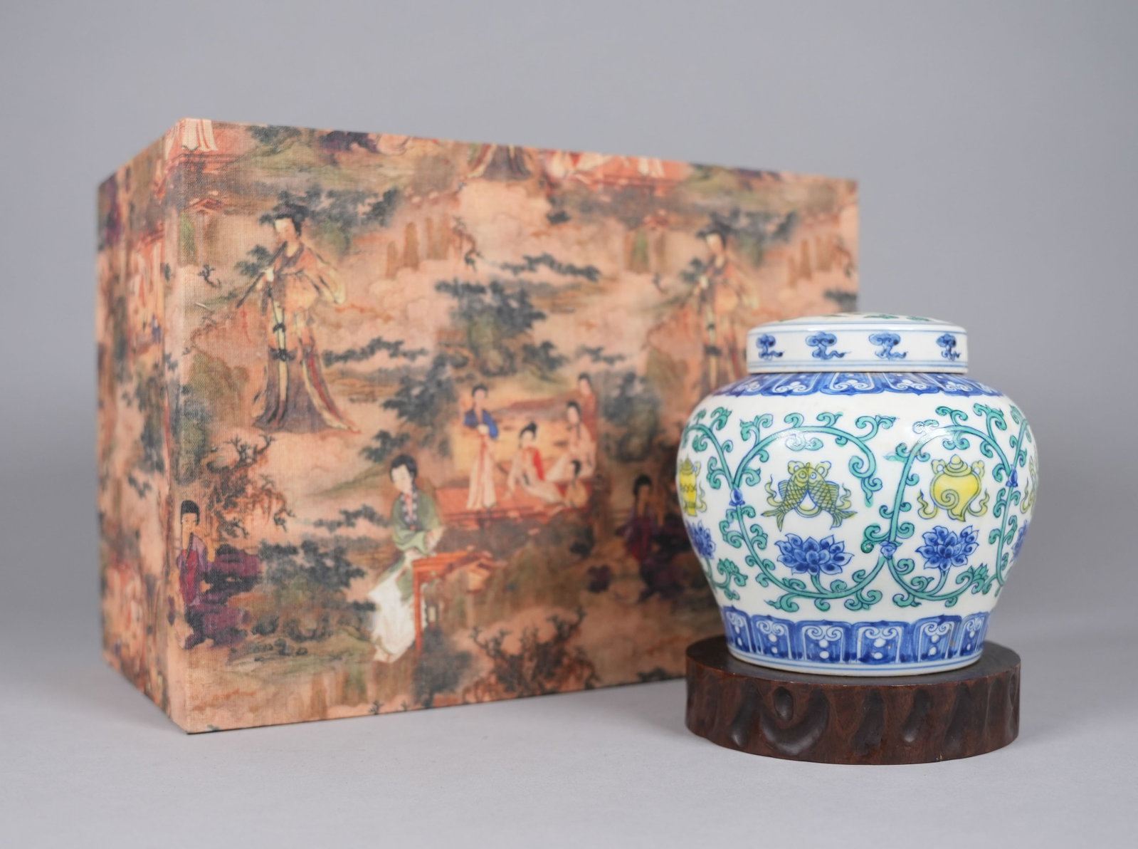 Chinese fine lidded jar with heavy silk box (1 of 7)