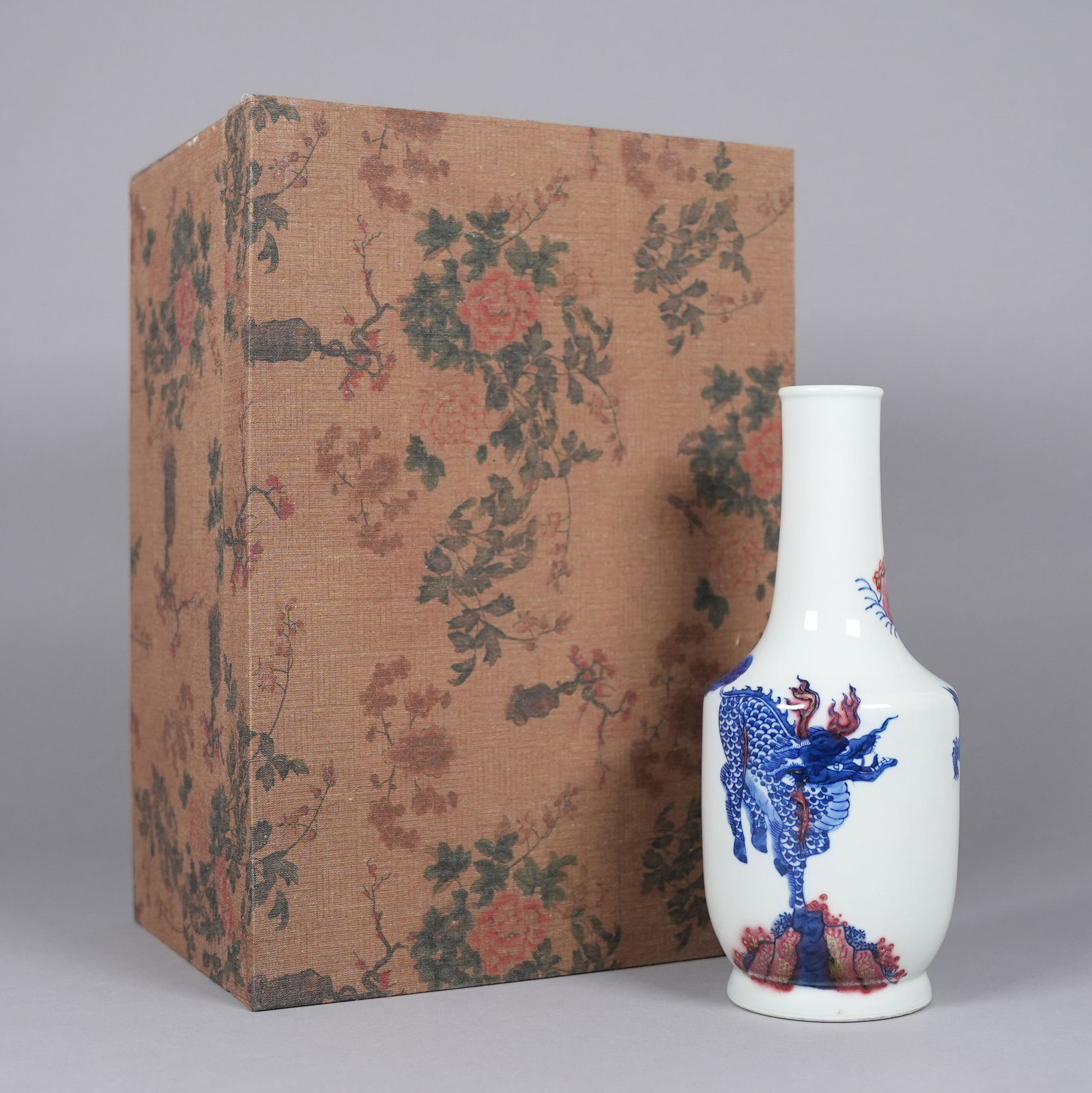 Chinese fine vase with silk box: Chinese fine vase with heavy silk box. H: 9.1" x W: 3.7."