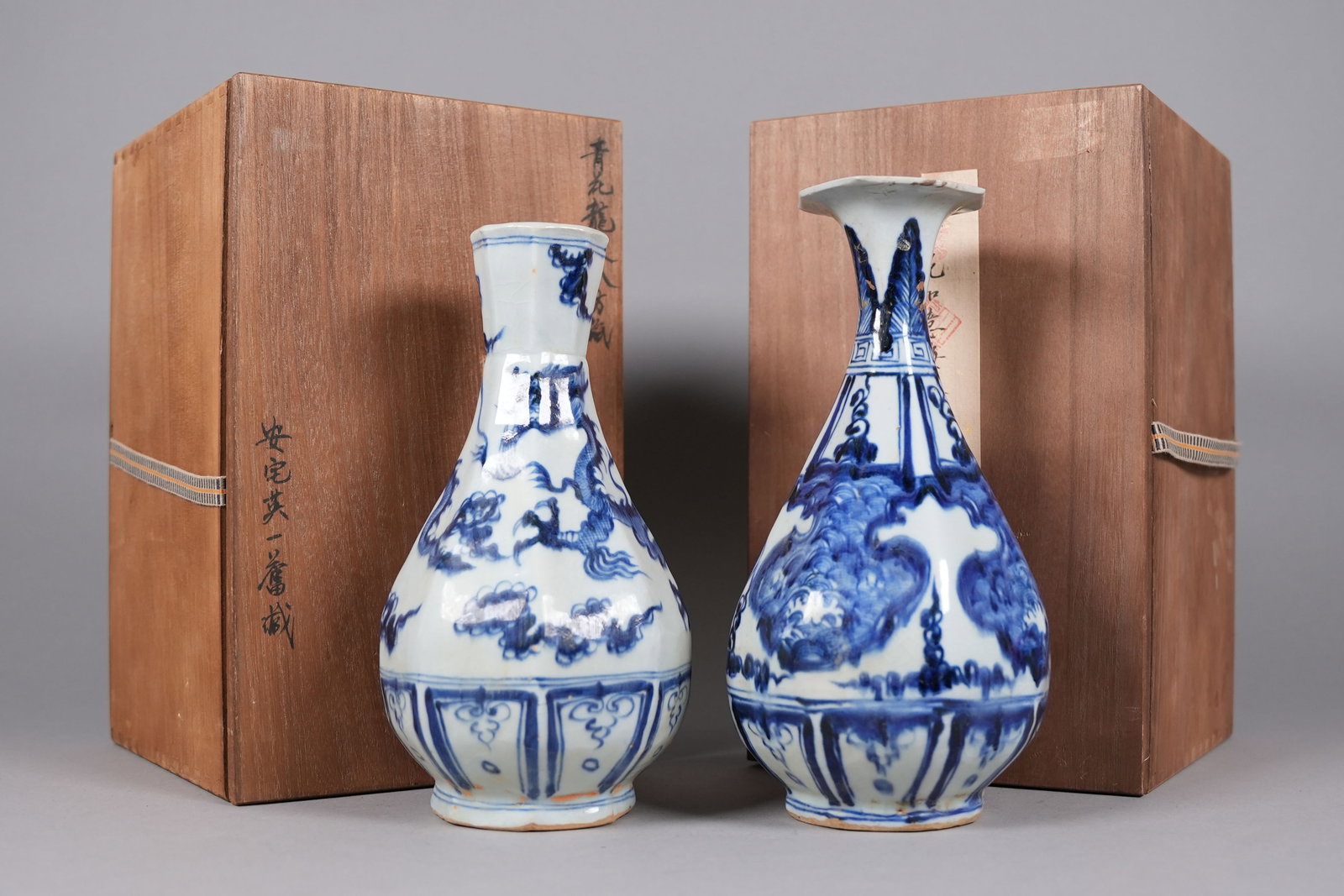 2 Chinese fine b/w vase with wooden box: 2 Chinese fine blue and white vase with wooden box.