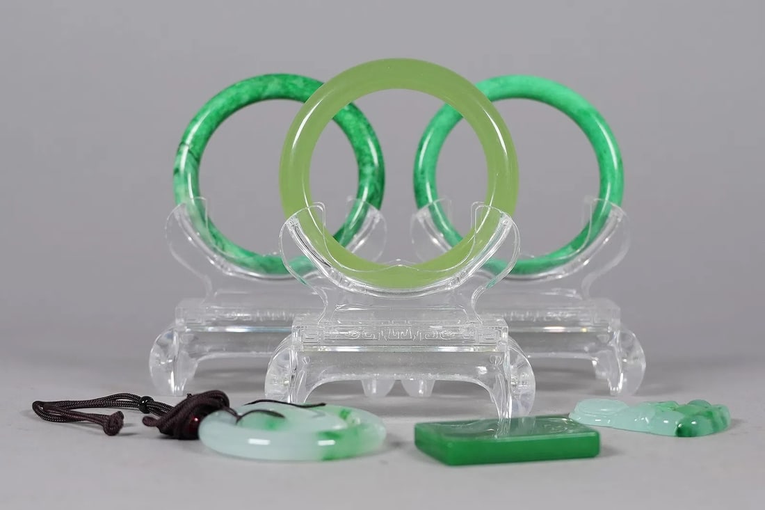 Lots Chinese fine jadeites: Lots Chinese fine jadeites.