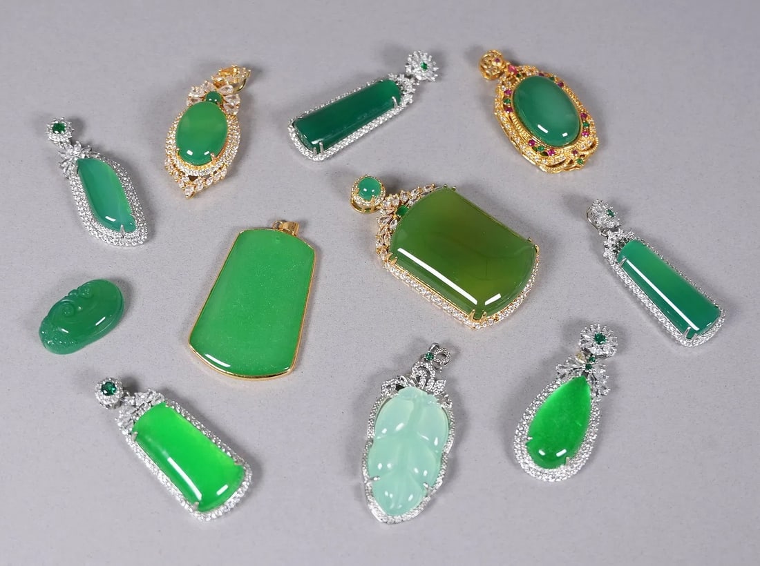 Lots Chinese apple green pendants: Lots Chinese apple green pendants.