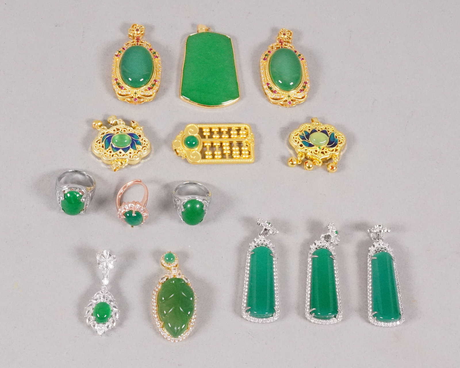 Lots Chinese fine apple green items: Lots Chinese fine apple green carved items.