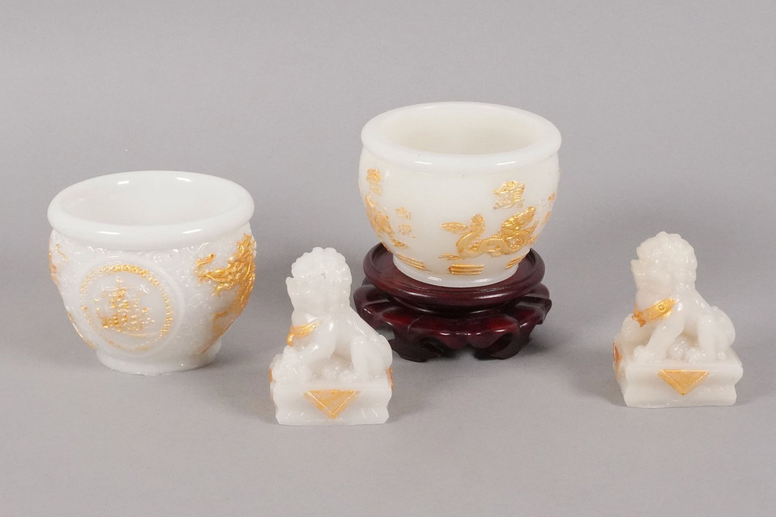 Lots Chinese fine carvings: Lots Chinese fine carvings. Largest H: 2.9" x W: 3.7."