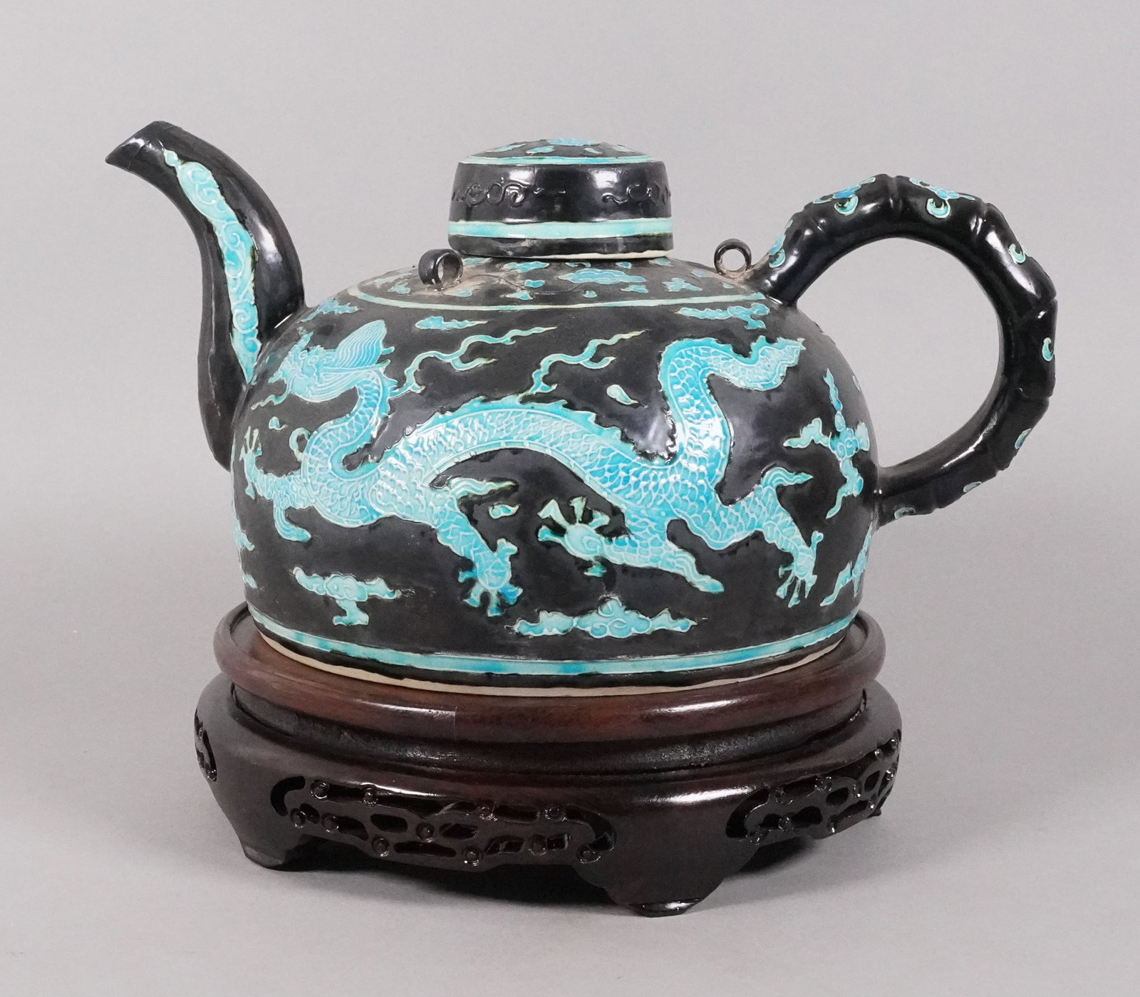 Chinese fine dragon pot: Chinese fine dragon pot. H: 6" x W: 12."