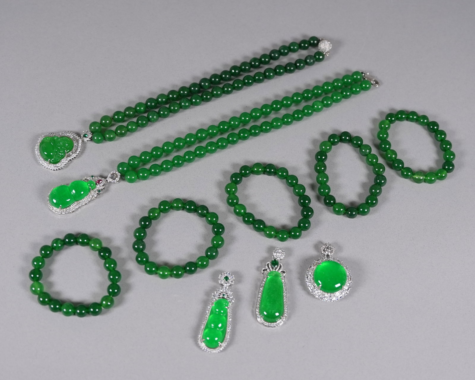 Lots Chinese apple green fine jewelry: Lots Chinese apple green fine jewelry.