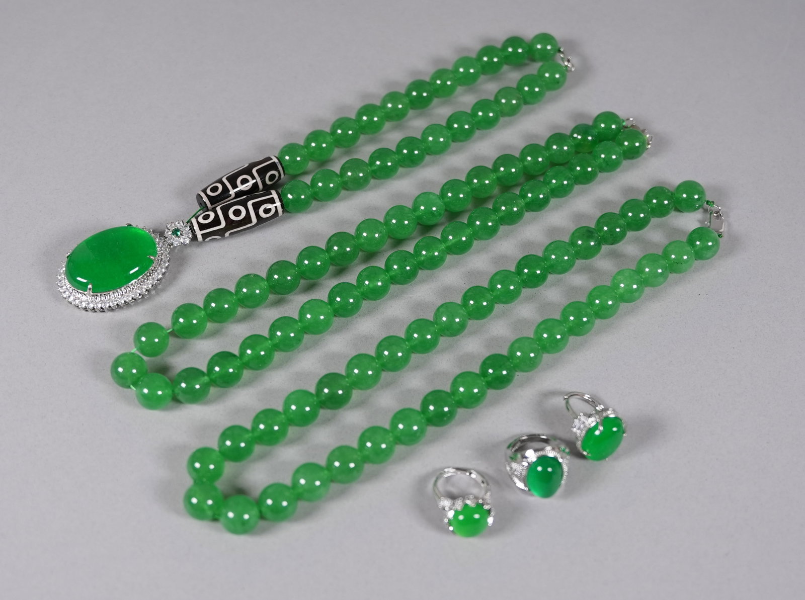 Lots Chinese fine apple green jewelry: Lots Chinese apple green fine jewelry.