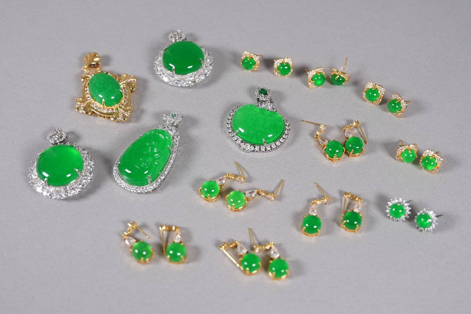 Lots Chinese fine apple green jewelry: Lots Chinese apple green fine jewelry.