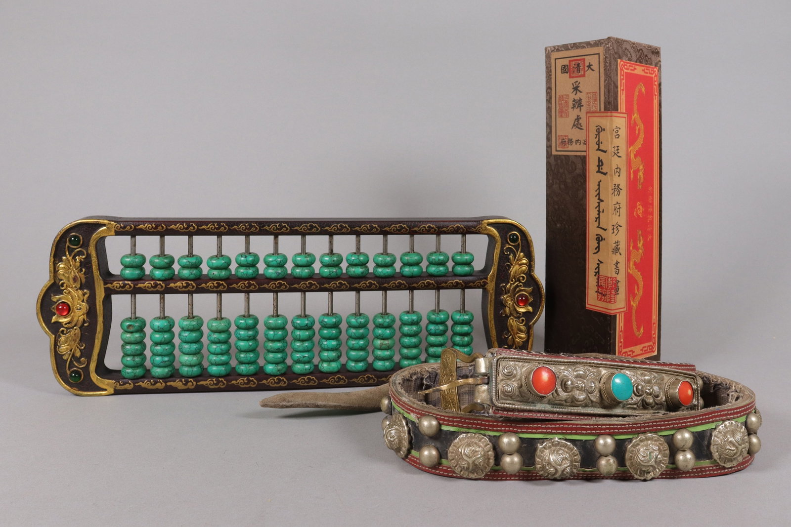 Lots Chinese fine items ungraded: Lots Chinese fine items ungraded. We do not guarantee its material, age, engraving, carvings. All sales are final, condition selling it as is. No return, and bidder please contact us if you have any