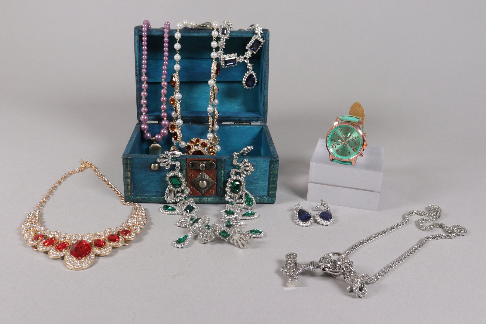Lots fine items ungraded: Lots fine items ungraded. All sales are final, no return. Condition selling it as is.