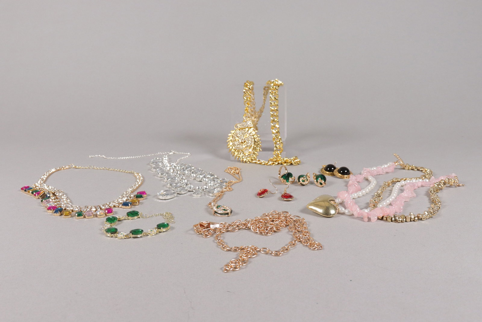 Lots fine items ungraded: Lots fine items ungraded. All sales are final, no return. Condition selling it as is.