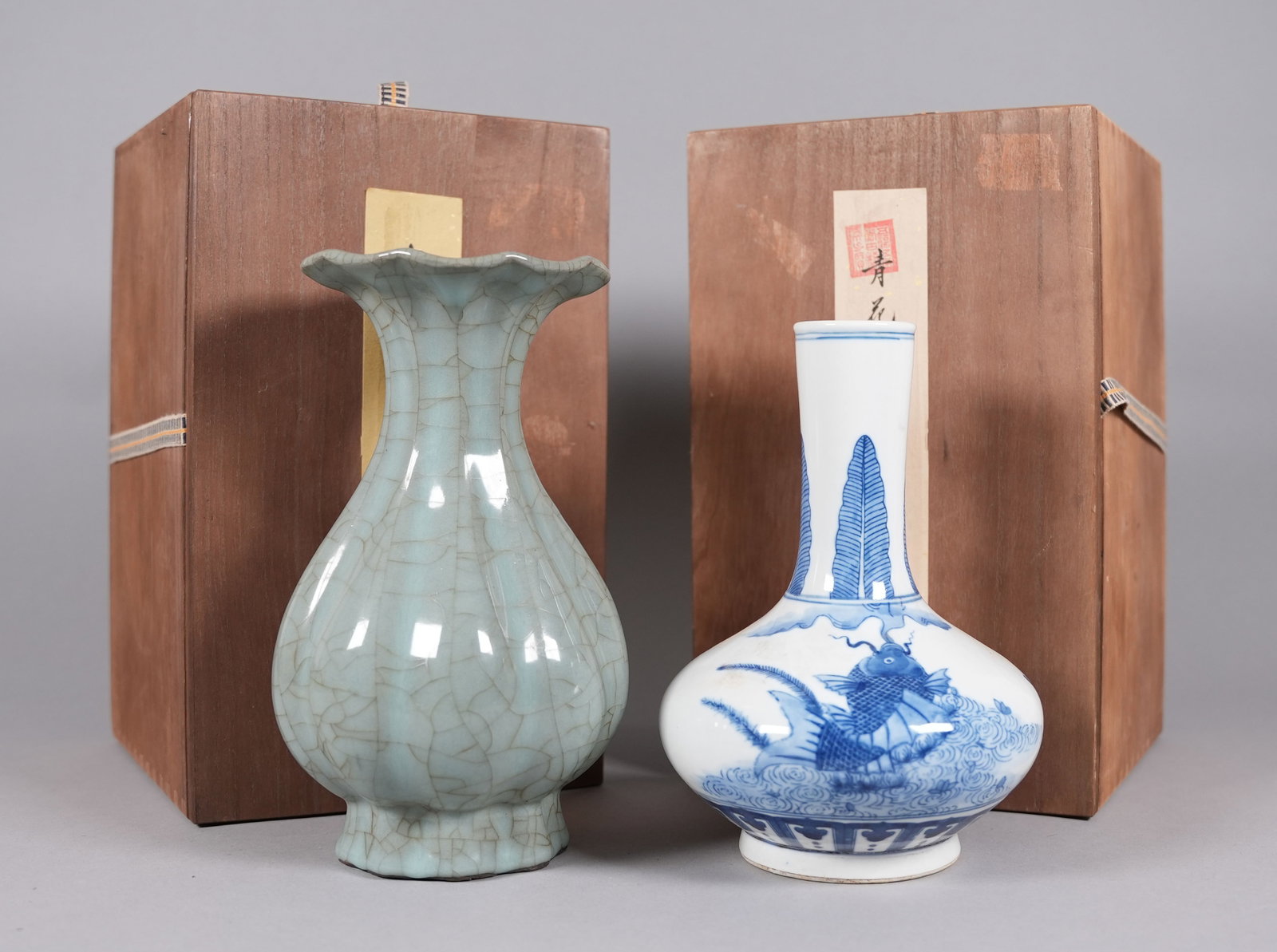 Lots Chinese fine porcelain vase with wooden box: Lots Chinese fine porcelain vase with wooden box. Largest H: 9.6" x W: 6.2."