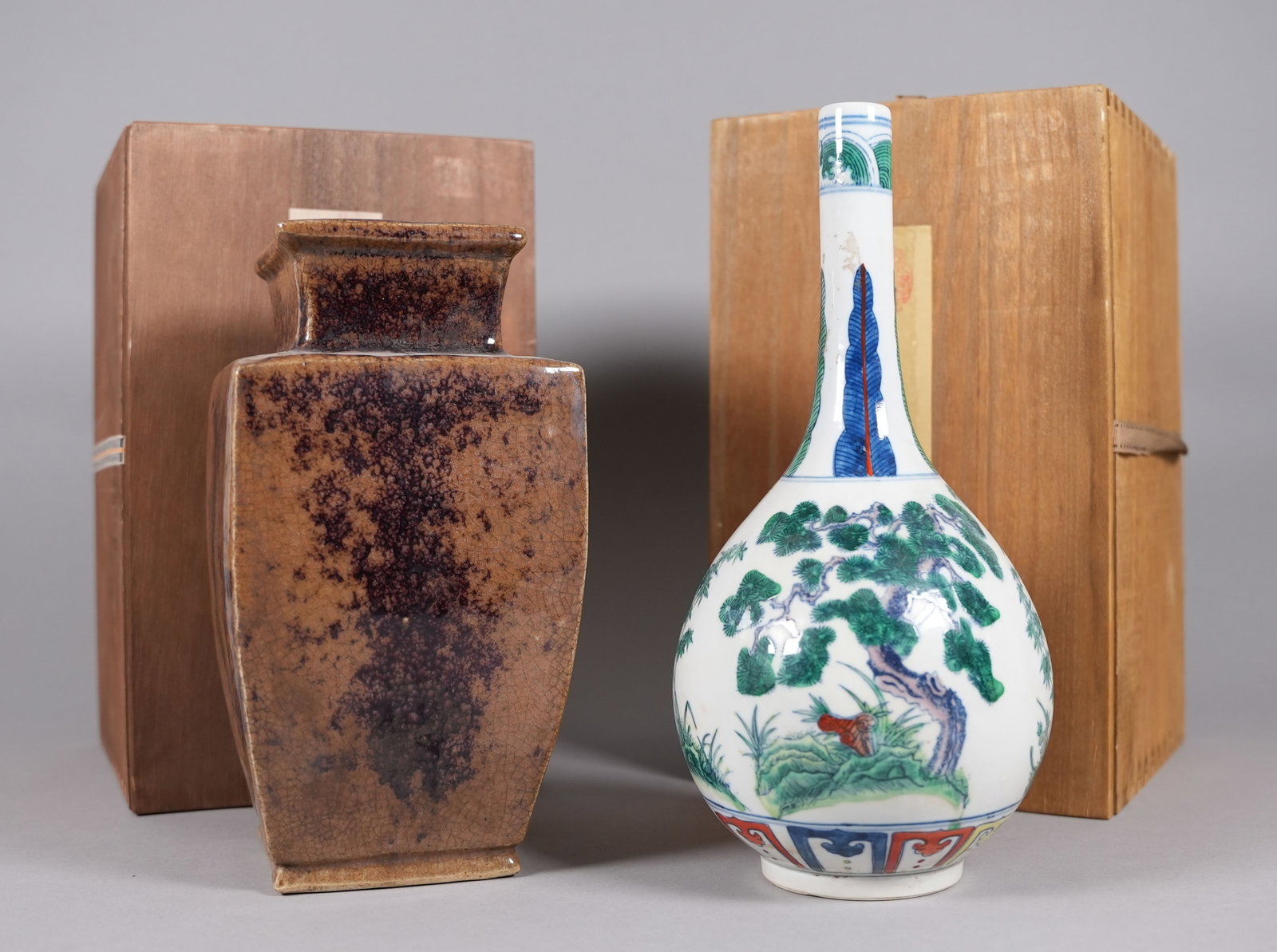 2 Chinese fine vase with wooden box: 2 Chinese fine vase with wooden box. H: 10.3" x W: 5.4."