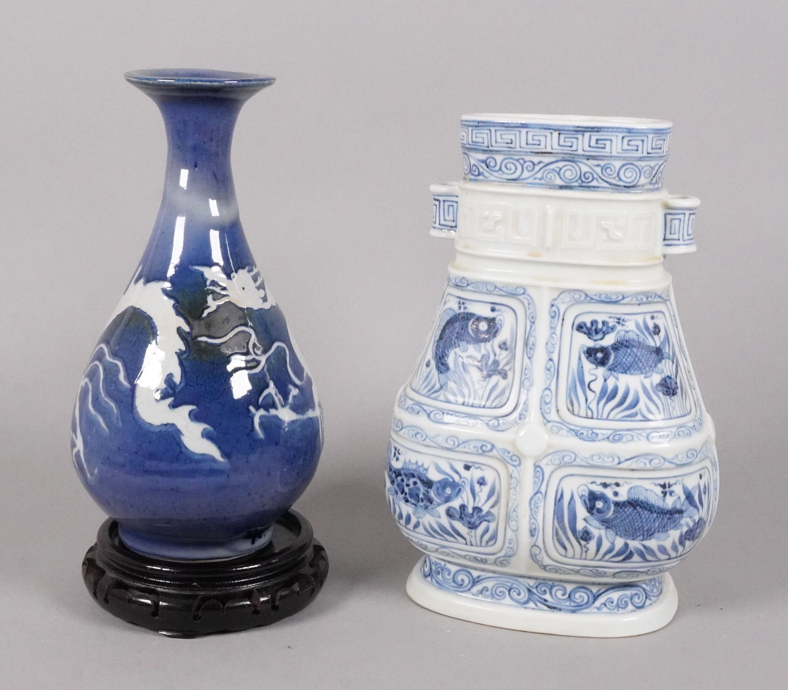 2 Chinese fine b/w vase: 2 Chinese fine blue and white vase. H: 9.8" x W: 4.4."