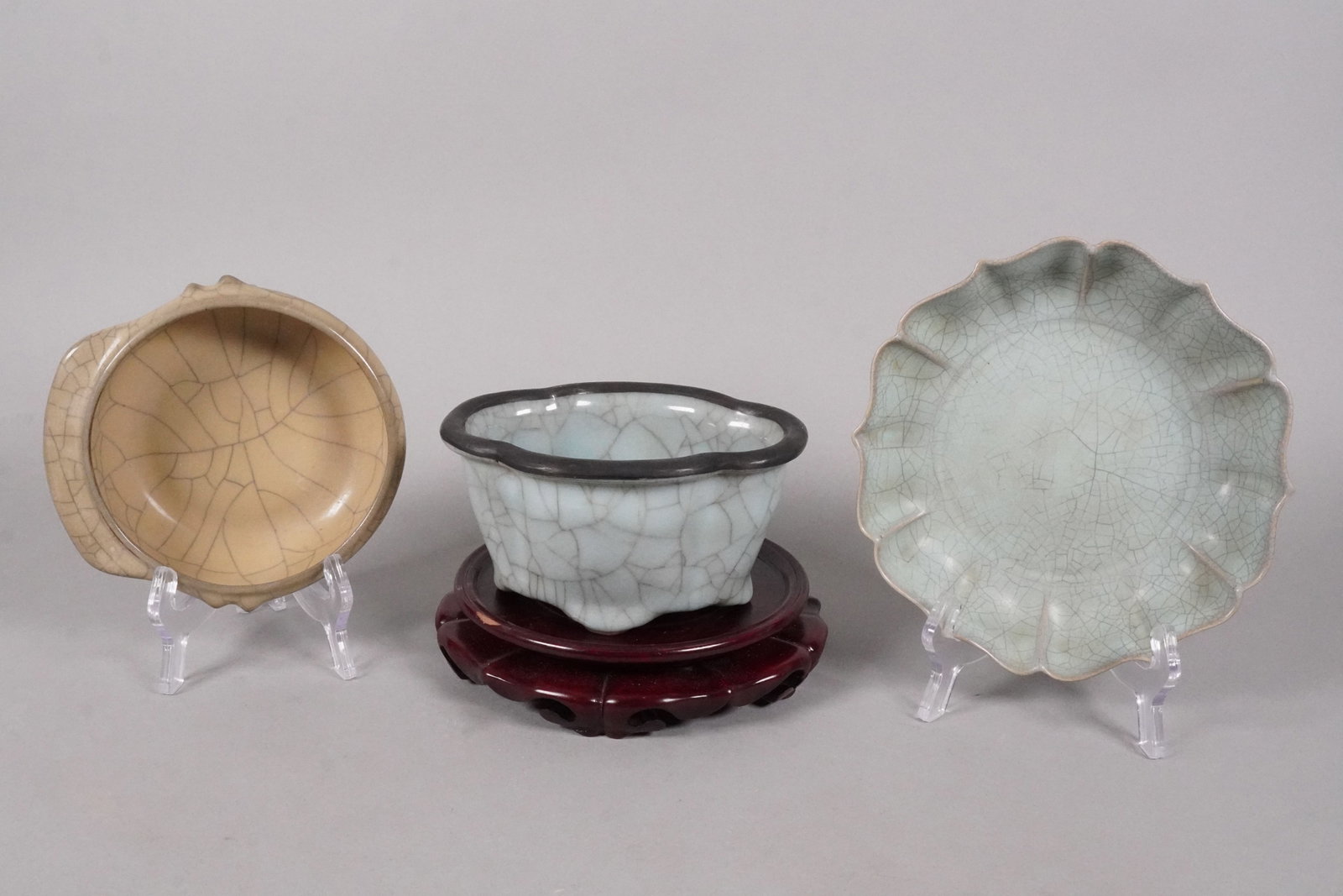 Lots Chinese fine crackled porcelains: Lots Chinese fine crackled porcelains, largest H: 1.8" x W: 7.4."