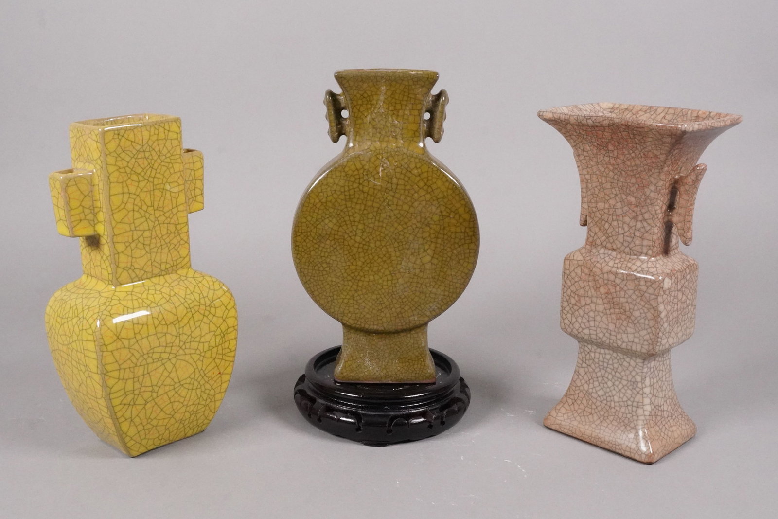 3 Chinese fine crackled vase: 3 Chinese fine crackled vase. H: 9.2" x W: 4.6."