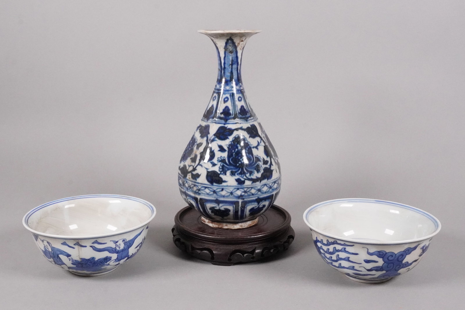 3 Chinese b/w porcelains: 3 Chinese fine blue and white porcelains, largest H: 10" x W: 3.3."