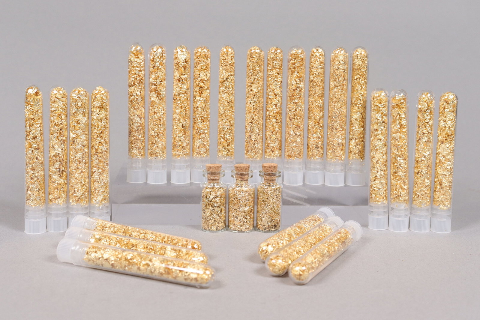 Lots gold flakes ungraded: Lots gold flakes ungraded. We do not guanratee its material. All sales are final, no return.