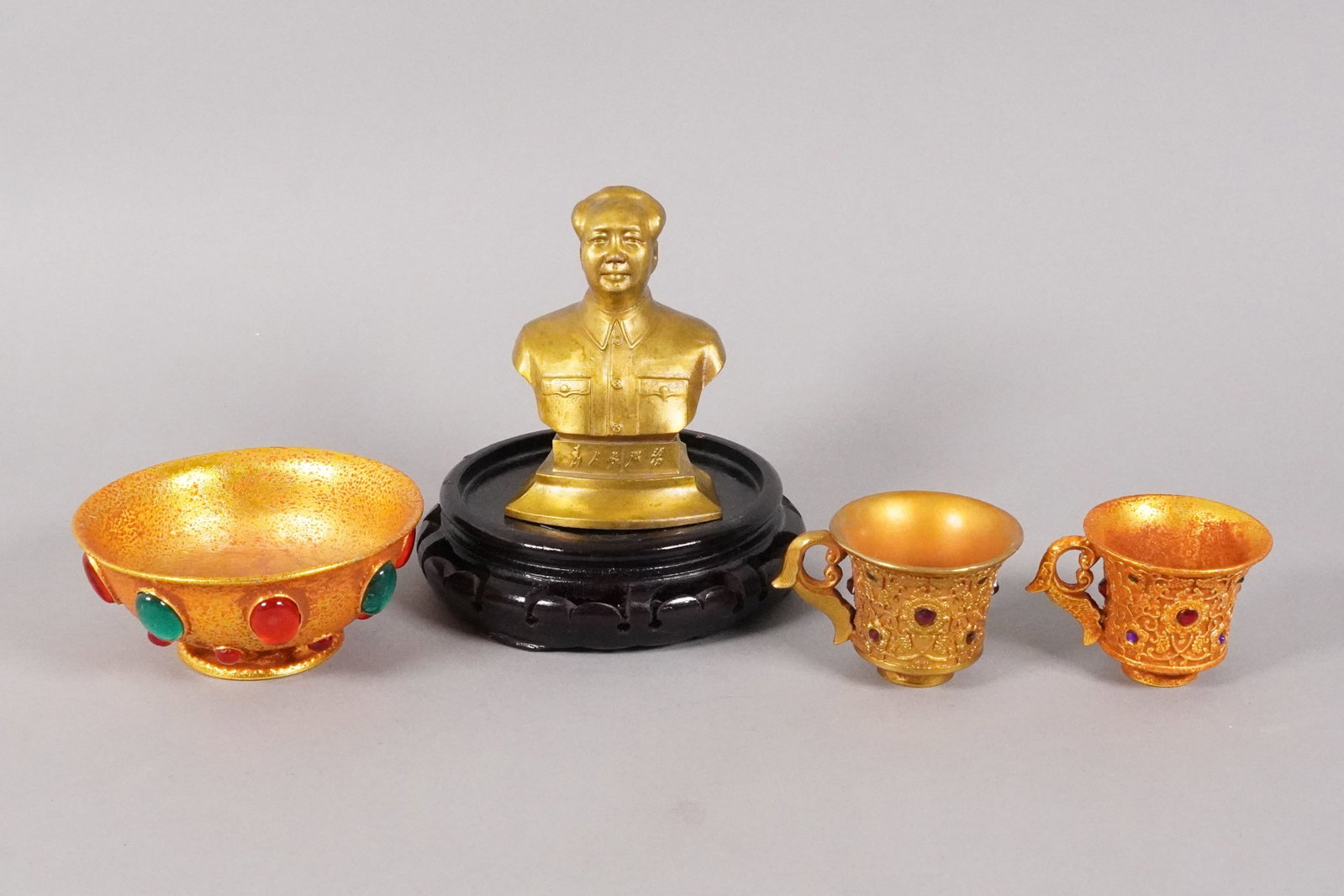 Lots Chinese fine displays: Lots Chinese fine displays, largest H: 4.5" x W: 3.5."