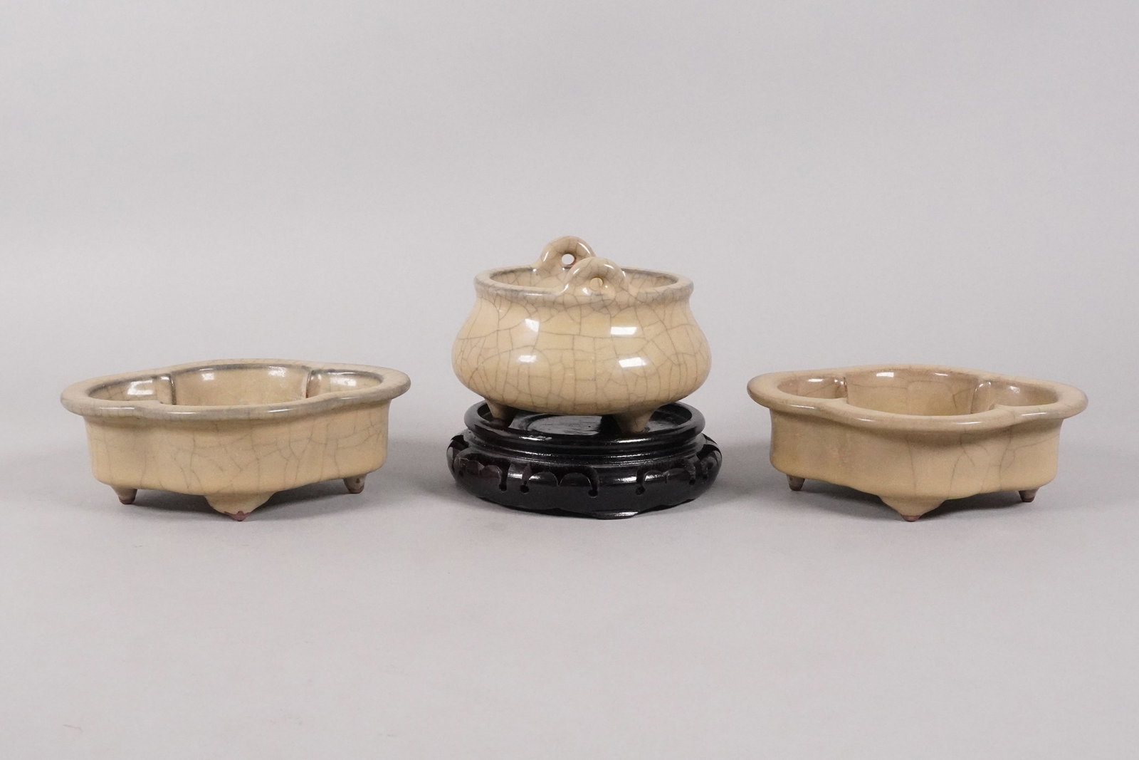 Lots Chinese fine crackled porcelains: Lots Chinese fine crackled porcelains, largest H: 3.1" x W: 4.5."