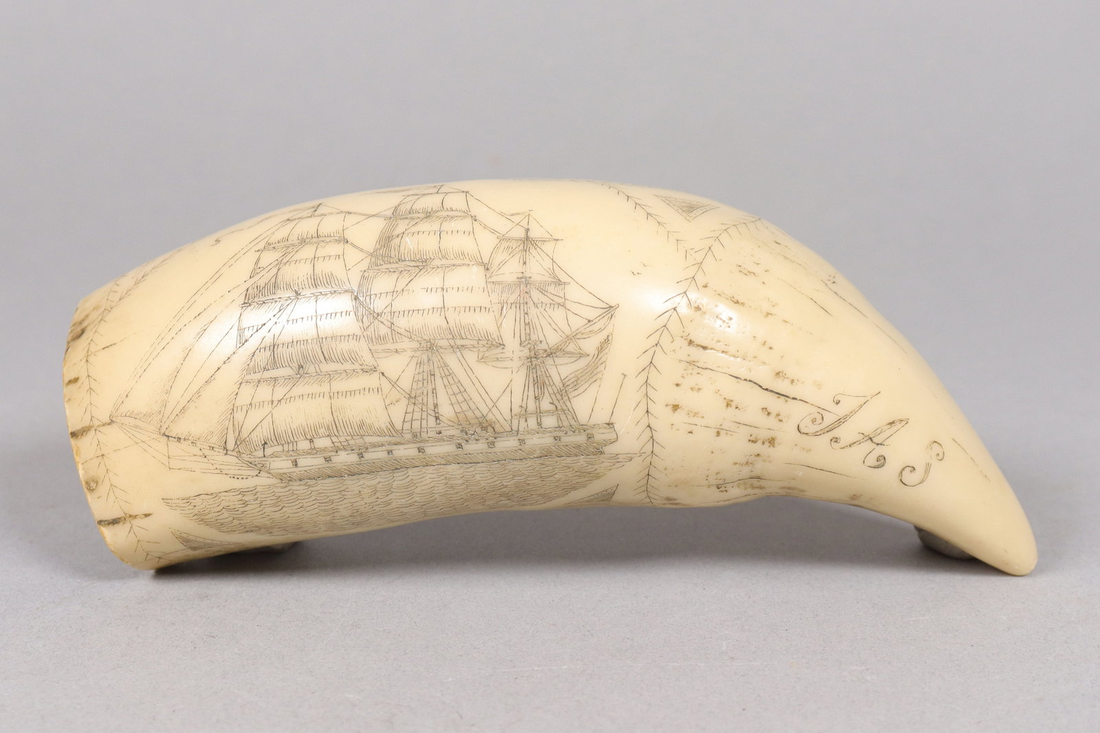 Estate fine carved item ungraded: Estate fine carved item ungraded. All sales are final, no return. We do not guarantee its age, material and grading. L: 6" x W: 2.25."