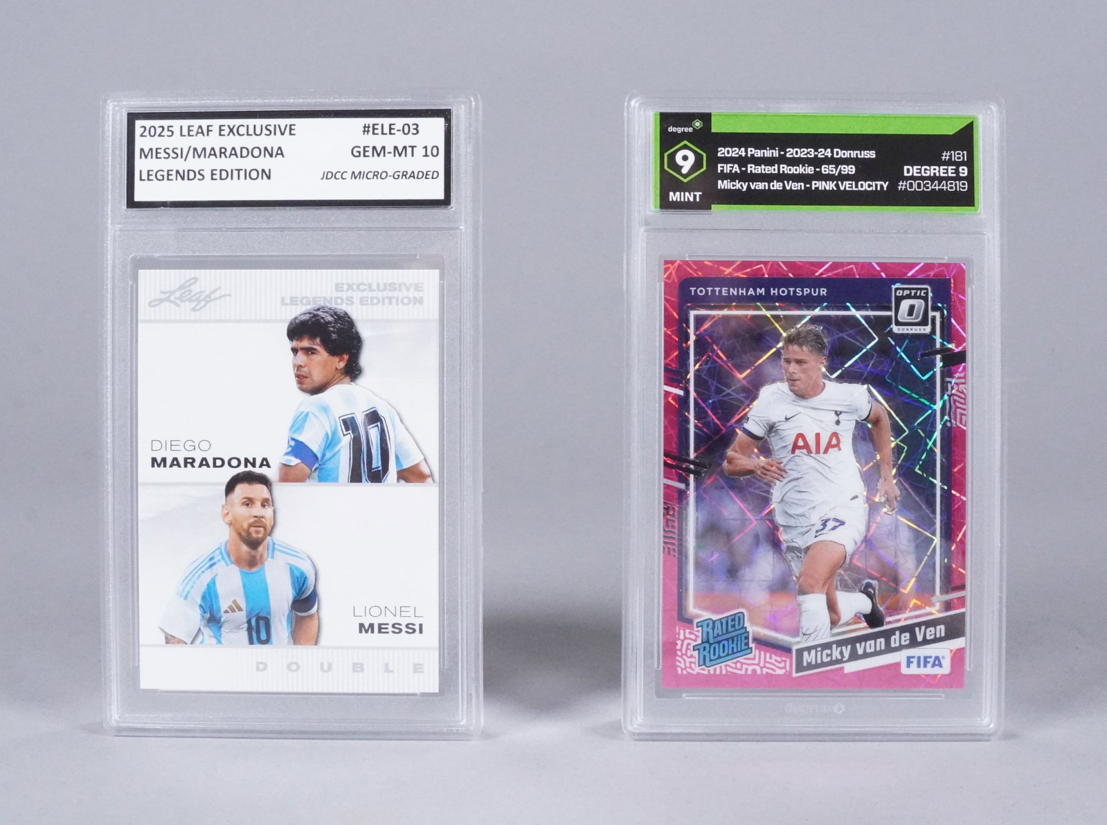 2 soccer sports cards Messi: 2 soccer sports card, one is Messi and Maradona.