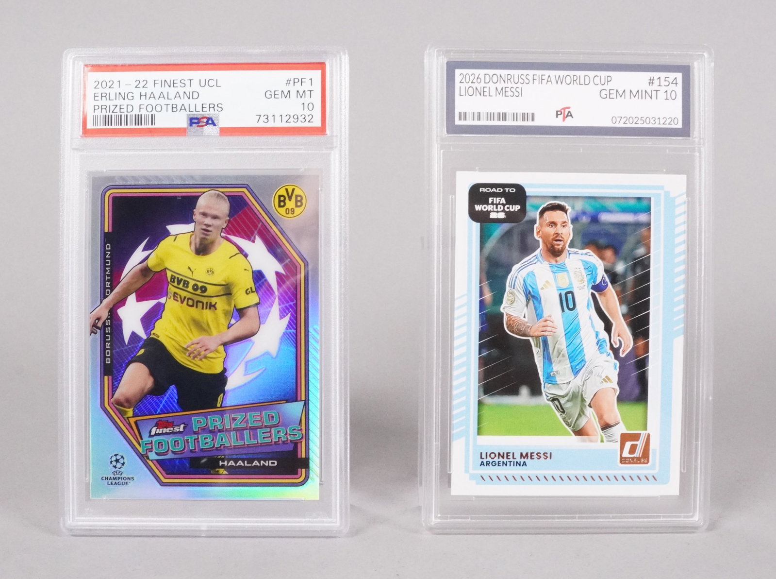 2 soccer sports card Messi: 2 soccer sports card, one is Messi.