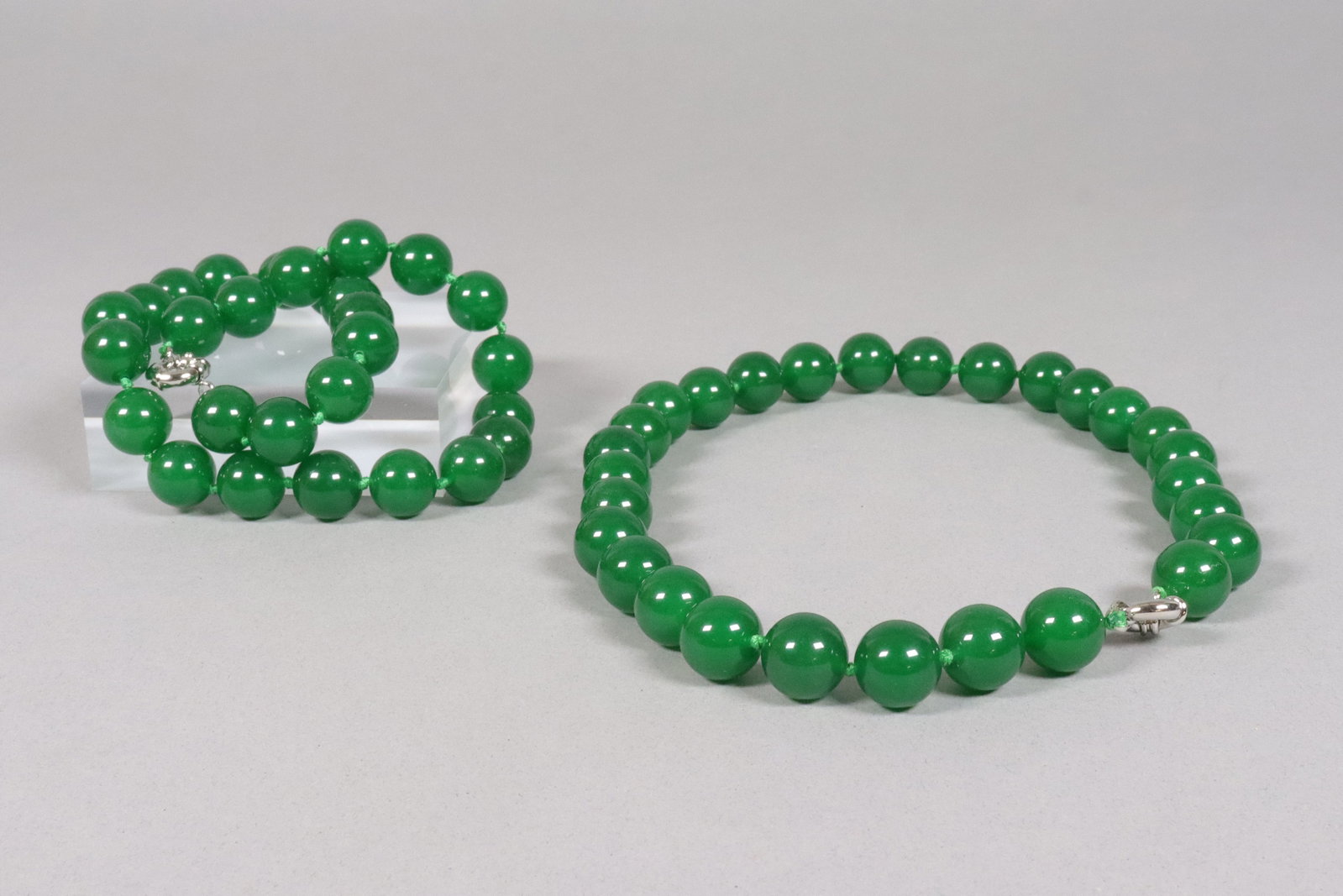 2 Chinese apple green beaded items (1 of 6)