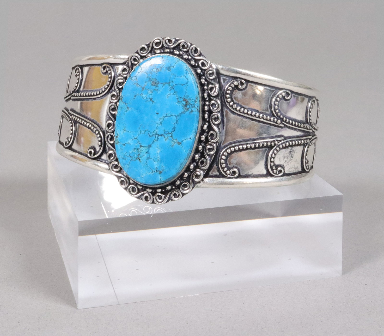 Estate fine carved bangle: Estate fine carved bangle.