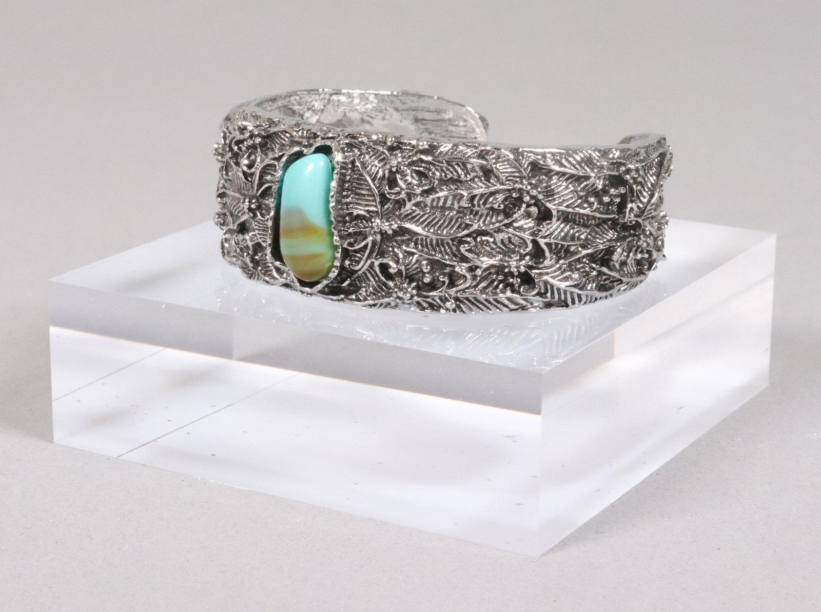 Estate fine carved bangle: Estate fine carved bangle.