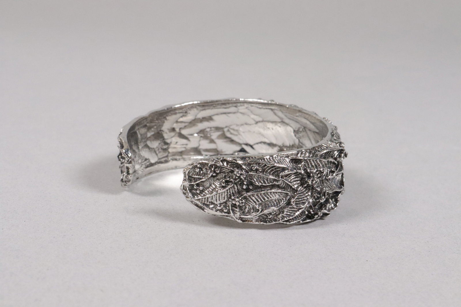 Estate fine carved bangle - 5