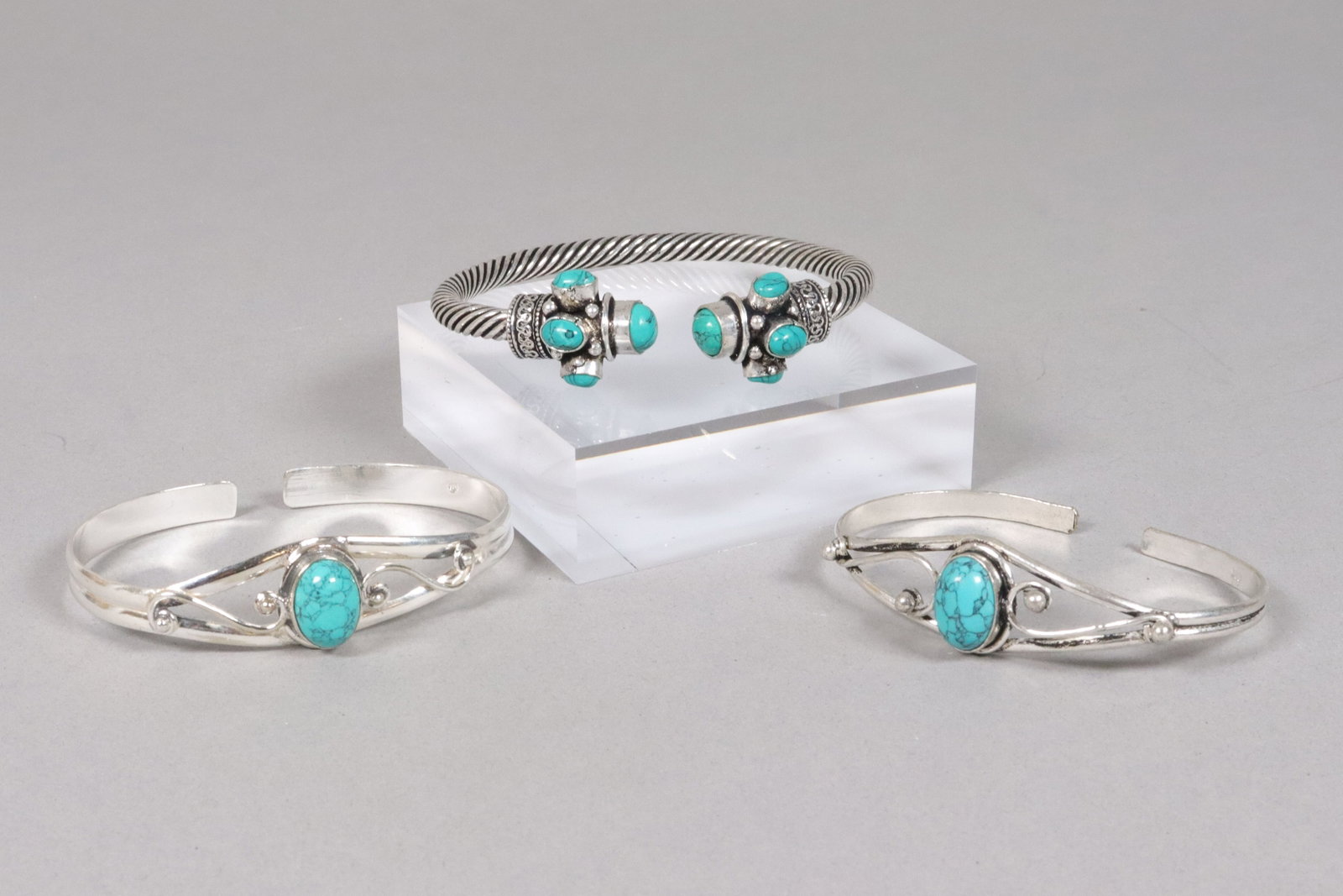 Lots fine carved bangles: Lots fine carved bangles.
