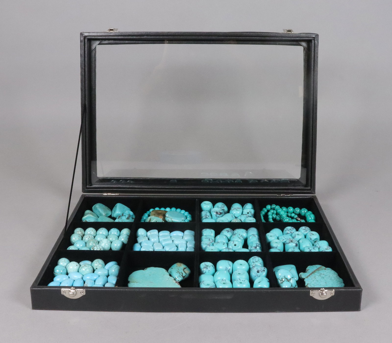 Lots turquoise beaded items: Lots turquoise beaded items.
