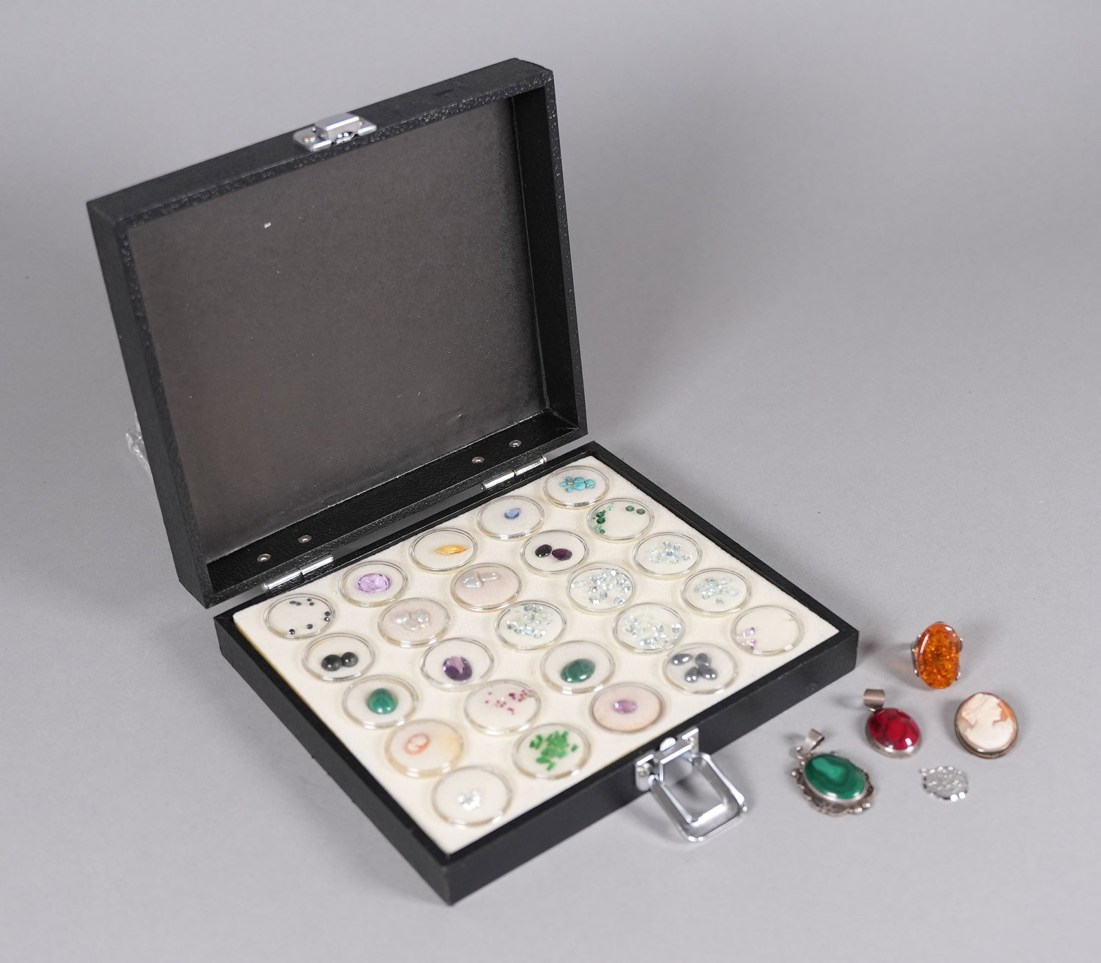 Lots gemstones in box: Lots gemstones in box.