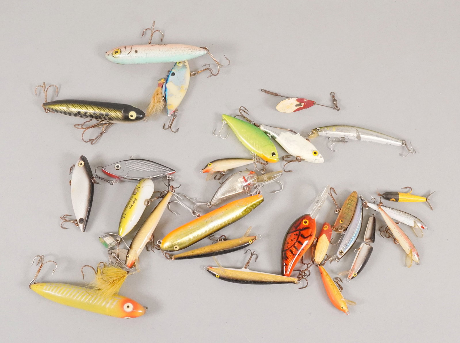 Lots vintage fish lures: Lots vintage fish lures.