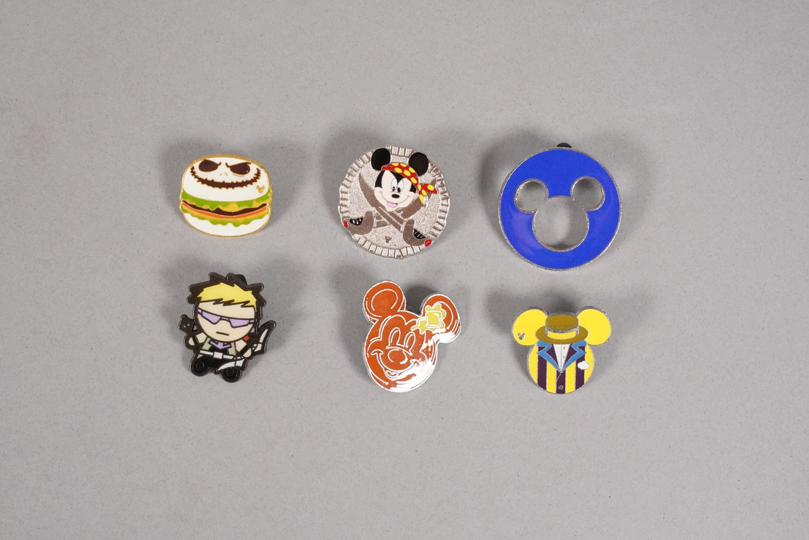Lots Disney pins - 3