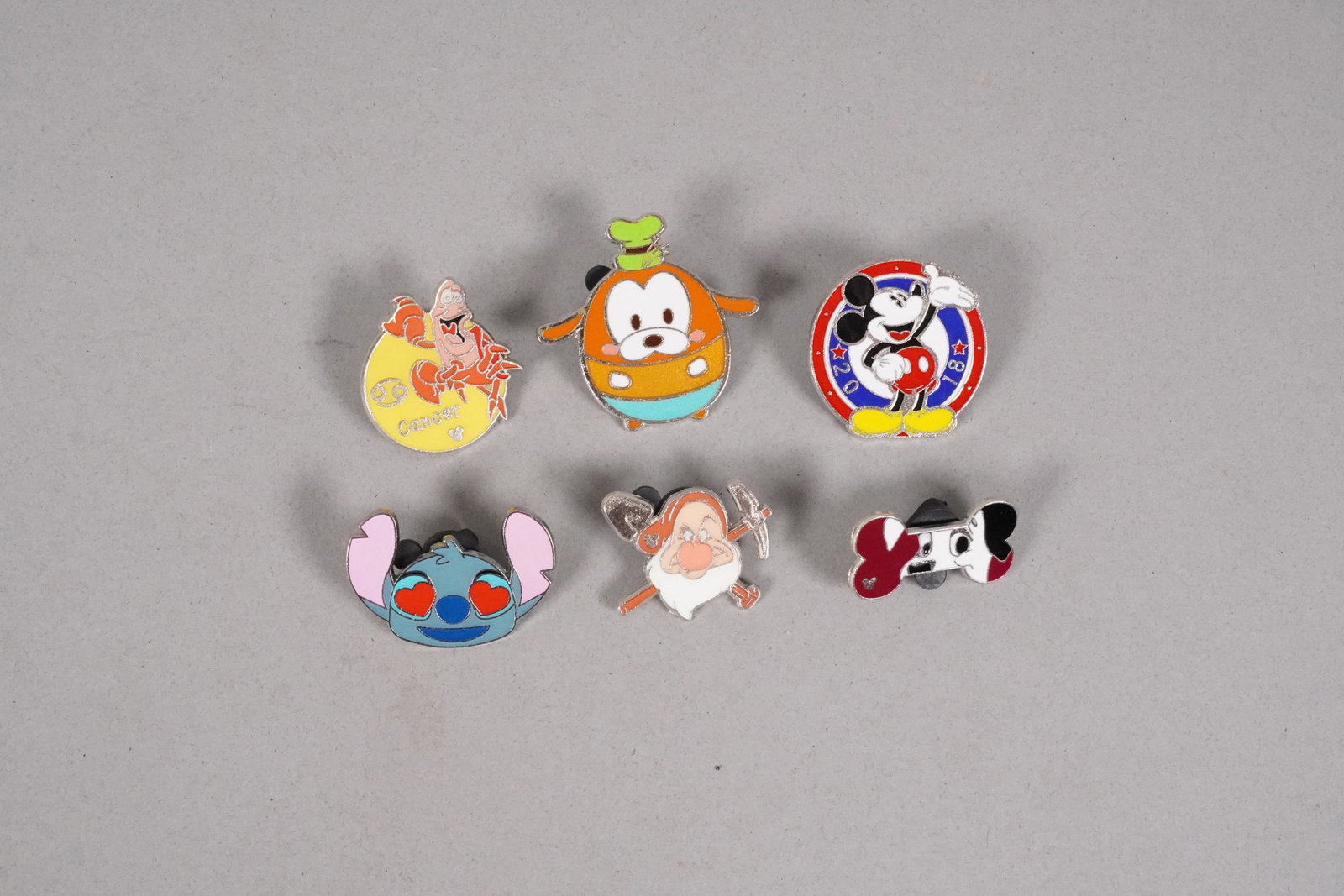 Lots Disney pins - 3