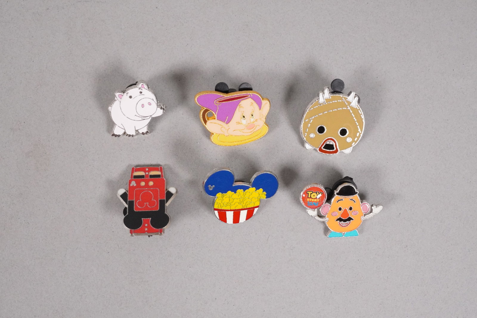 Lots Disney pins - 4