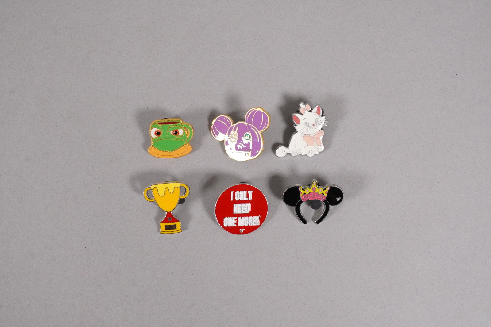 Lots Disney pins - 3