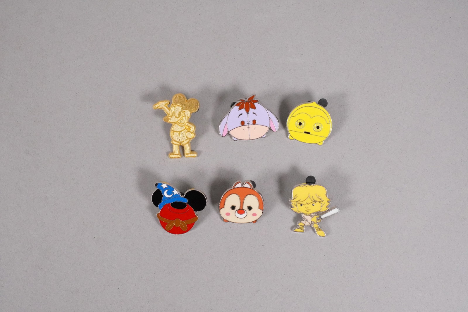 Lots Disney pins - 3