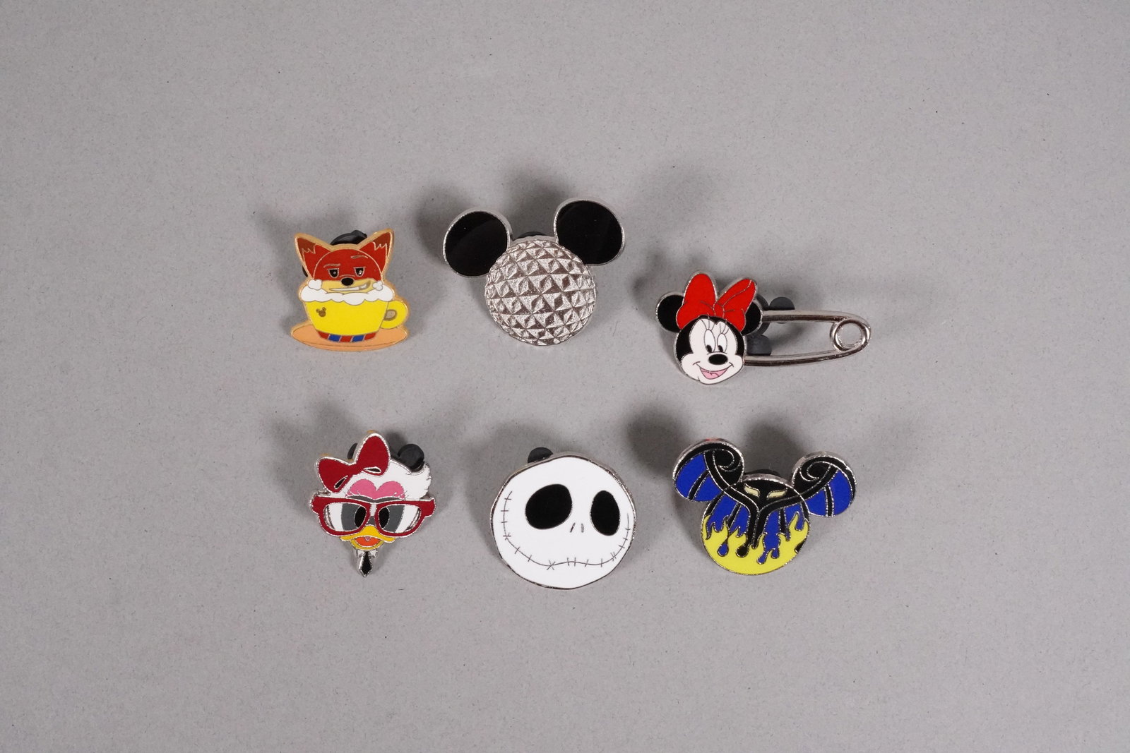 Lots Disney pins - 4