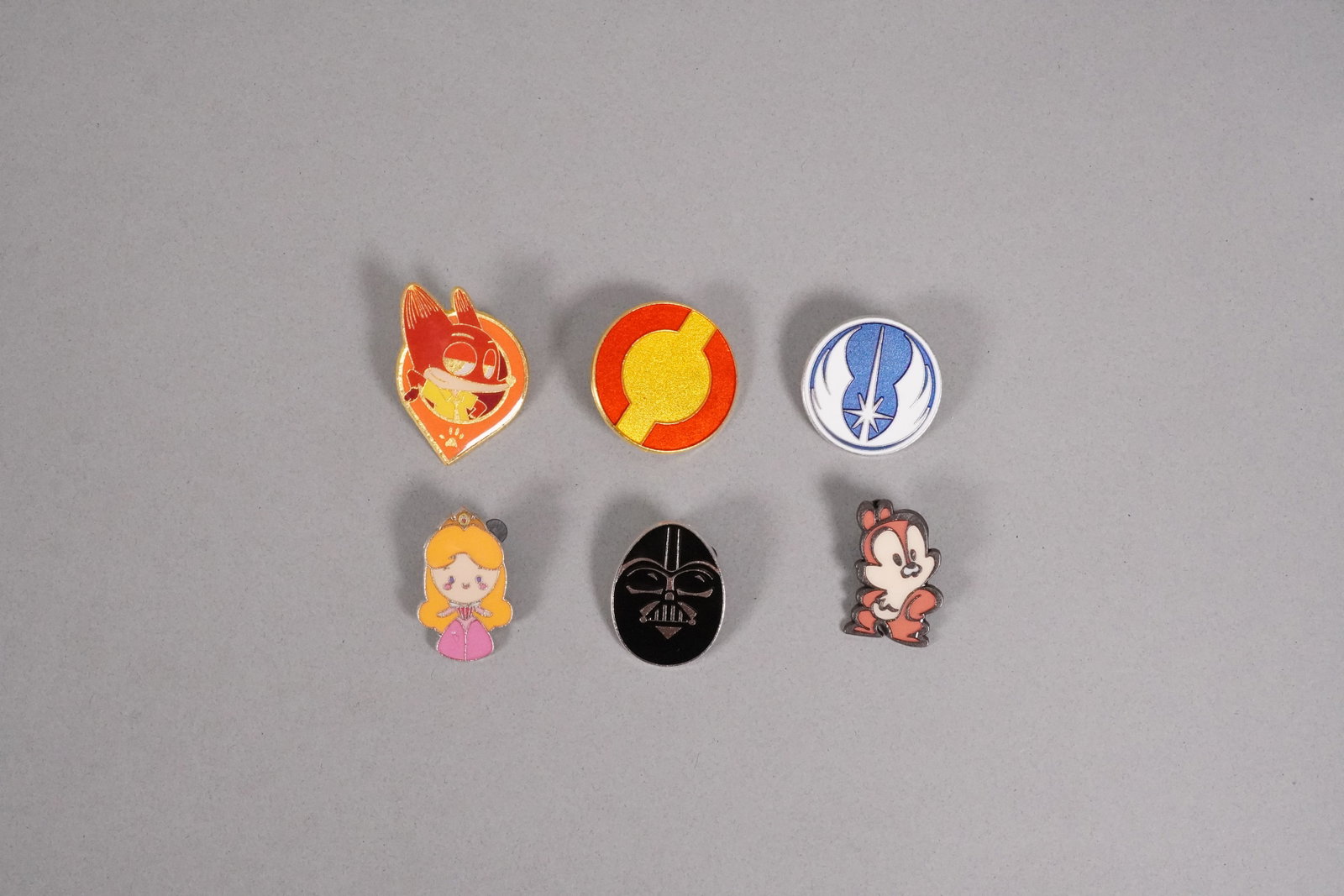 Lots Disney pins - 3