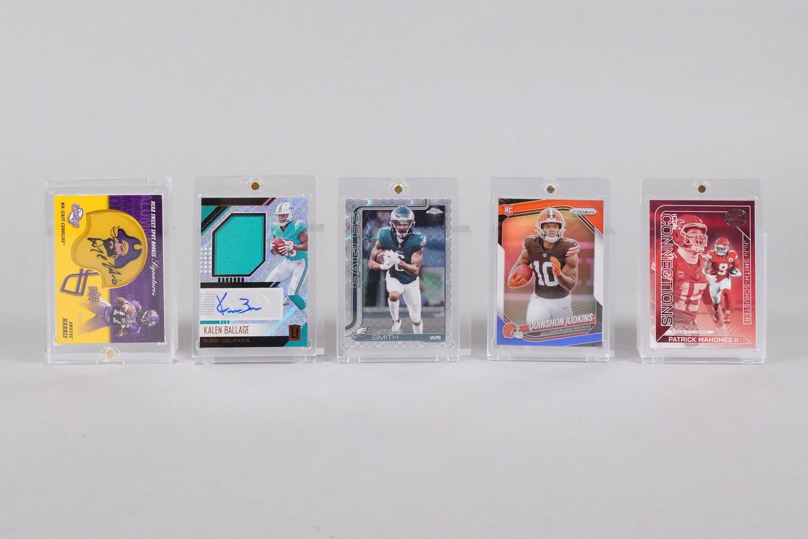 Lots football cards signed: Lots football cards, some are signed. And some has patch.