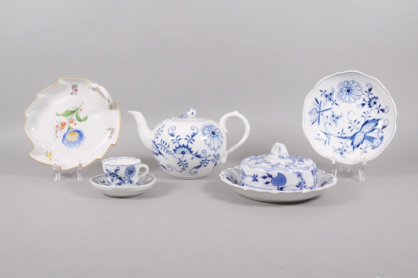 Lots Meissen porcelain items: Lots Meissen porcelain items. Largest H: 5" x W: 9.5."