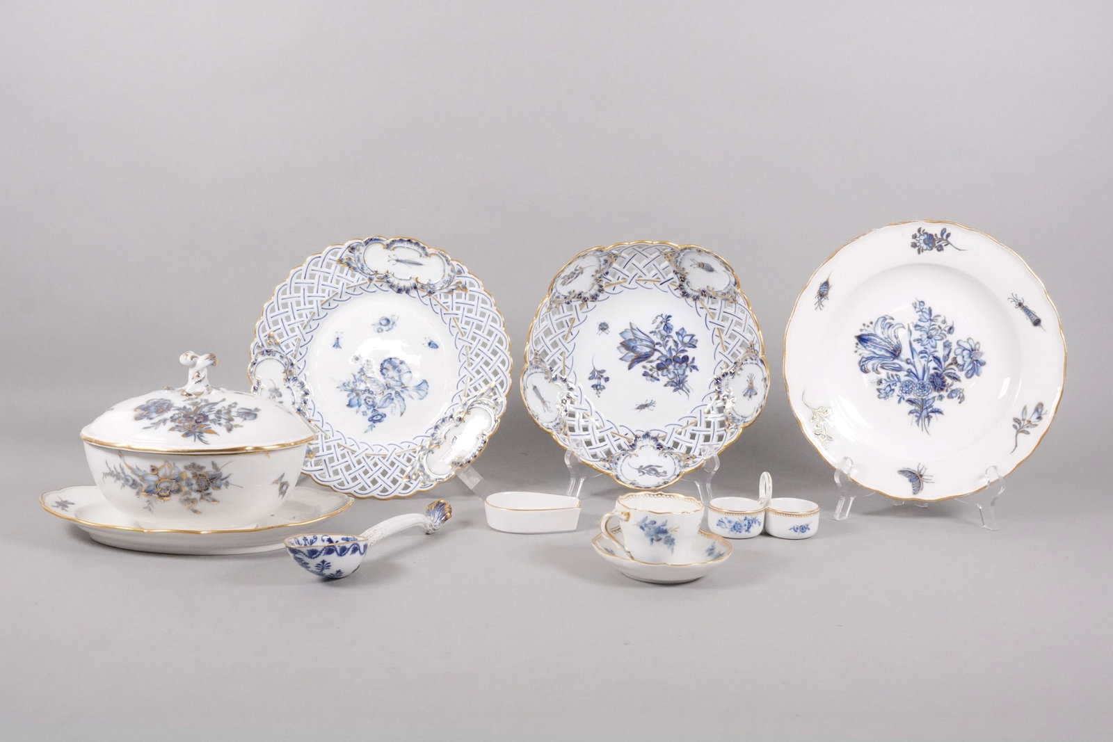 Lots Meissen porcelain items: Lots Meissen porcelain items, one of the small plate has damage, please refer to detail photos. Largest H: 6" x W: 10."