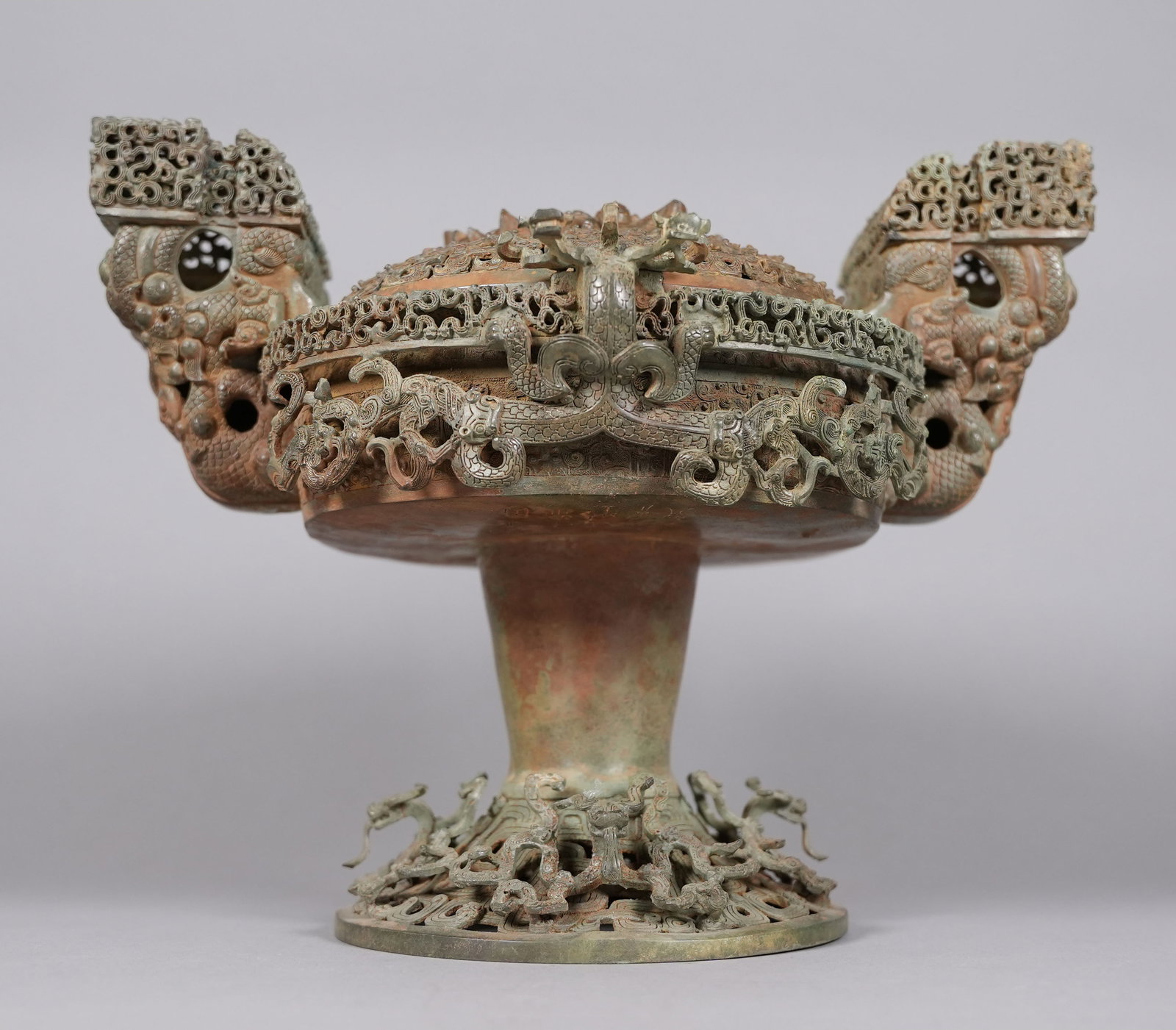 Important Chinese warring period bronze vessel: Important Chinese warring period bronze vessel. From a major estate. H: 10" x W: 12.7."