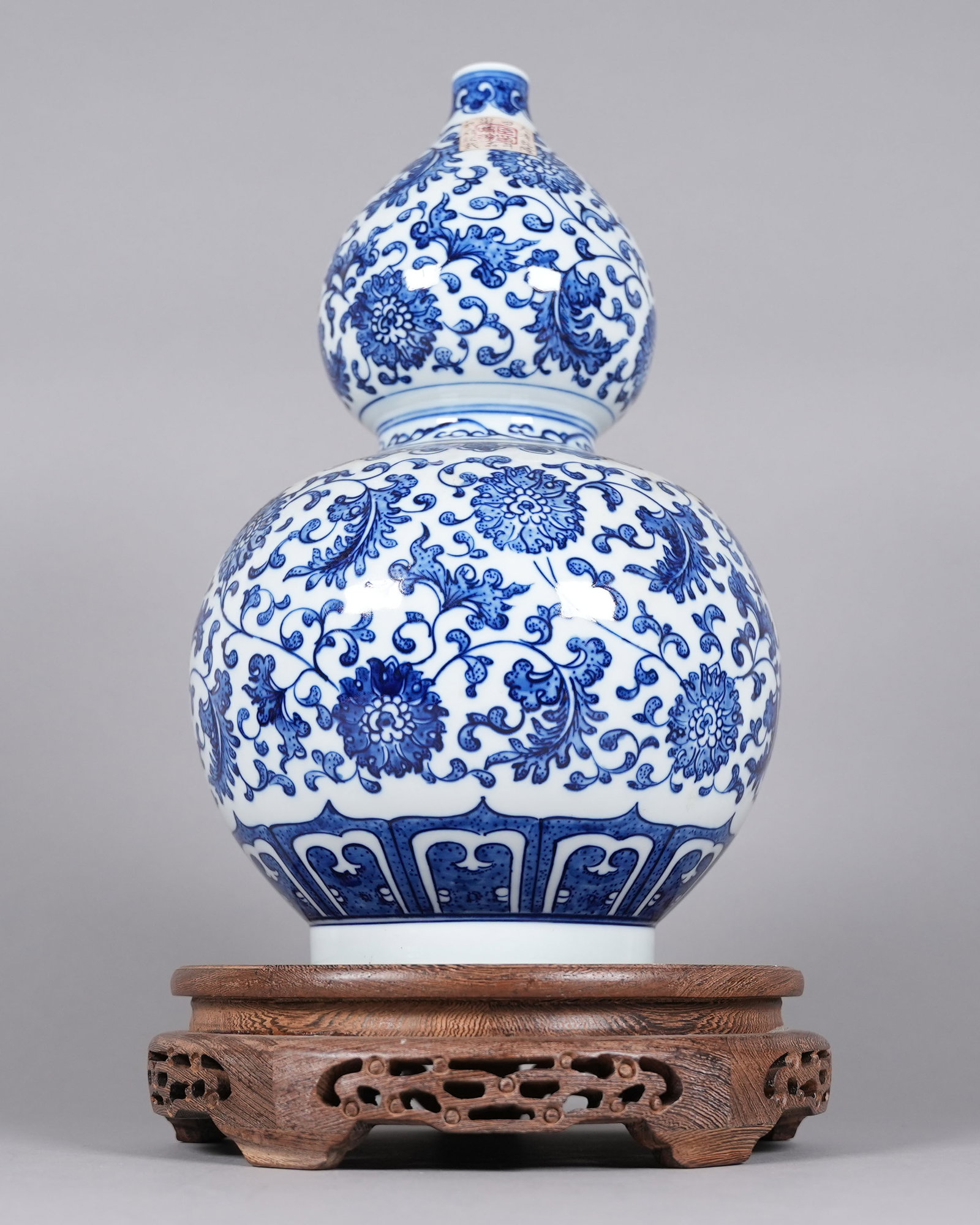 Chinese fine b/w gourd vase: Chinese fine blue and white gourd vase. H: 13.75" x W: 8."